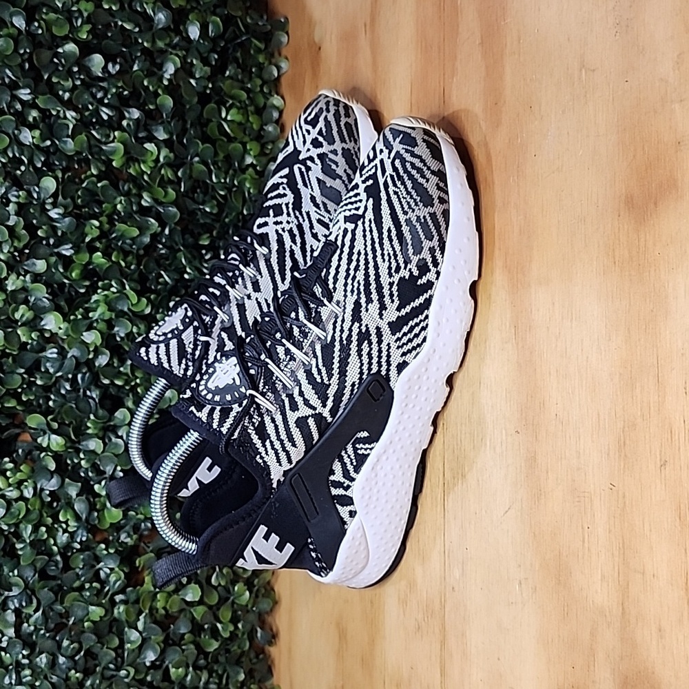 Nike Air Huarache Run Ultra BR Shoes | Size: 7.5 Womens | Black & White